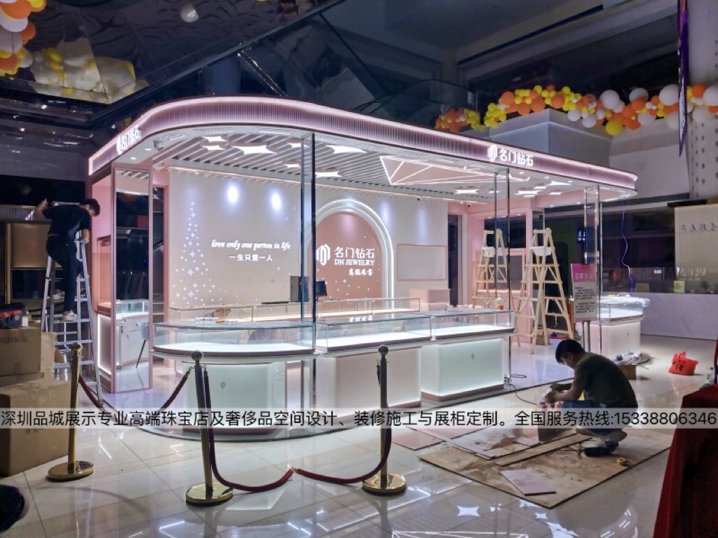 深圳品誠(chéng)展示設(shè)計(jì)名門鉆石珠寶店展柜設(shè)計(jì)效果圖3.jpg