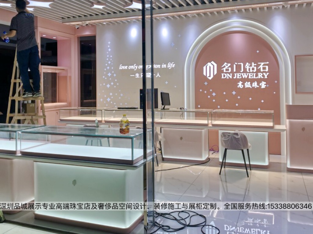 深圳品誠(chéng)展示設(shè)計(jì)名門鉆石珠寶店展柜設(shè)計(jì)效果圖1.jpg