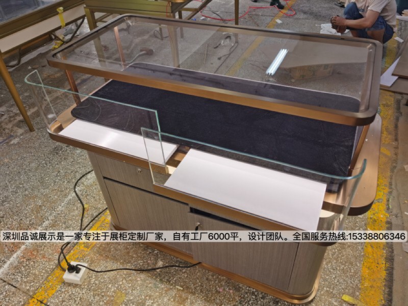 深圳品誠展示簡約珠寶展示柜設計效果1.jpg