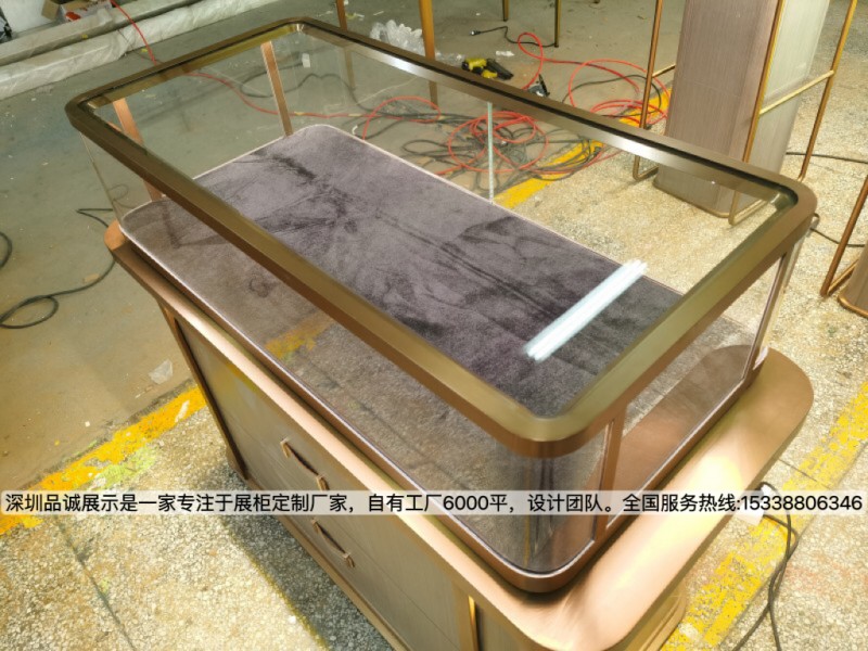深圳品誠展示簡約珠寶展示柜設計效果3.jpg