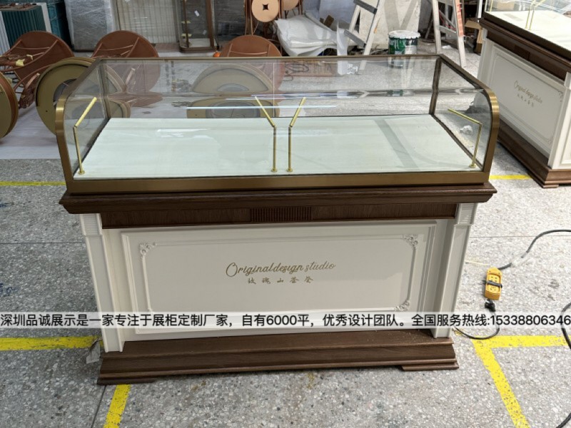 山茶花珠寶店展示柜設(shè)計(jì)