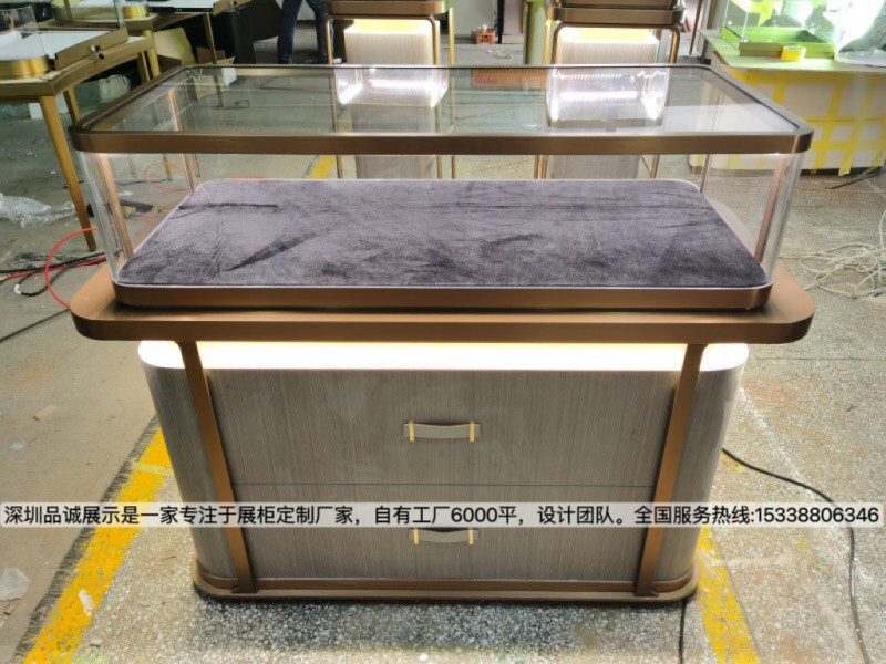 發(fā)往揭陽(yáng)直形展柜設(shè)計(jì)